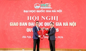 Giám đốc ĐHQGHN Bùi Thế Duy trao quyết định bổ nhiệm chức vụ Hiệu trưởng Trường Đại học Việt Nhật đối với ông Nguyễn Hoàng Oanh