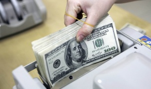 Giá USD tự do tăng vọt, ngân hàng bán ra sát mức trần