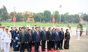 Lãnh đạo Đảng, Nhà nước vào Lăng viếng Chủ tịch Hồ Chí Minh nhân kỷ niệm 51 năm Ngày giải phóng miền Nam, thống nhất đất nước