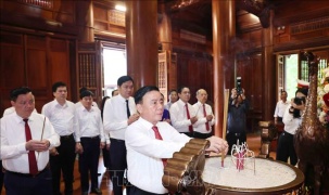 Thường trực Ban Bí thư dâng hương tưởng niệm Chủ tịch Hồ Chí Minh tại Nghệ An