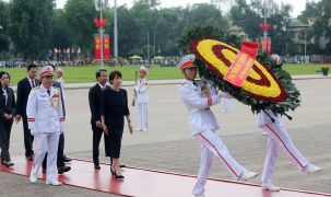 Thủ tướng Nhật Bản đặt vòng hoa viếng Chủ tịch Hồ Chí Minh và Đài tưởng niệm các Anh hùng liệt sĩ
