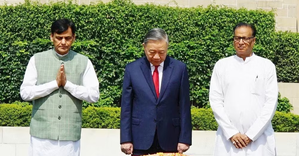 Tổng Bí thư, Chủ tịch nước Tô Lâm đặt vòng hoa tại Khu tưởng niệm Mahatma Gandhi và Tượng Chủ tịch Hồ Chí Minh