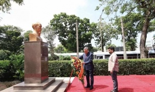 Tổng Bí thư, Chủ tịch nước Tô Lâm dâng hoa tại Tượng Chủ tịch Hồ Chí Minh ở Colombo