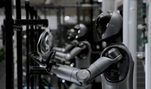 Robot hình người tự phân loại 65.000 bưu kiện trong suốt 50 giờ