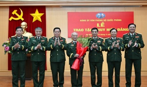 Đại tướng Phan Văn Giang trao Huy hiệu 70 năm tuổi Đảng tặng Đại tướng Phạm Văn Trà