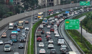Đề xuất xe taxi, xe ôm đầu tư mới ở Hà Nội sẽ phải dùng năng lượng xanh từ 1/7/2026