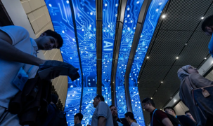 Bloomberg: Trung Quốc áp lệnh hạn chế đi lại nước ngoài với các chuyên gia AI hàng đầu