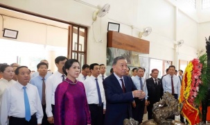 Tổng Bí thư, Chủ tịch nước và Phu nhân thăm Khu di tích Chủ tịch Hồ Chí Minh ở Udon Thani