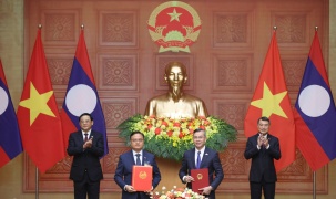 Việt Nam và Lào trao nhiều văn kiện hợp tác quan trọng