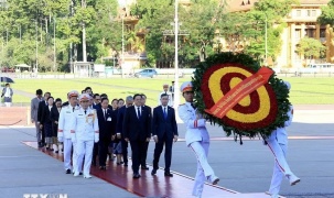 Thủ tướng Lào tưởng niệm các anh hùng liệt sĩ và vào Lăng viếng Chủ tịch Hồ Chí Minh