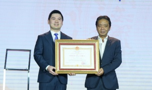 CLB bóng đá Hà Nội vinh dự đón nhận Huân chương Lao động hạng Nhì