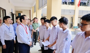 Kiểm tra trước giờ làm bài thi đầu tiên, Bộ trưởng GD&ĐT đánh giá công tác chuẩn bị