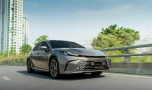 Toyota Việt Nam điều chỉnh giá bán Camry HEV Premium 