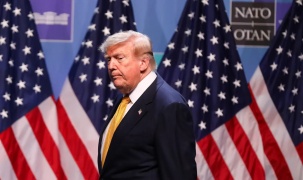 Các cuộc không kích của Iran, Lindsey Graham qua đời, Apple kiện OpenAI và nhiều tin tức khác trong Morning Squawk