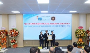 Trao chứng nhận cho trường công lập đầu tiên của Việt Nam đạt QS Stars 5 sao