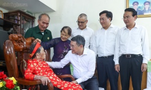 Thủ tướng tặng quà Mẹ Việt Nam anh hùng và dâng hương tưởng niệm các Anh hùng liệt sĩ tại Phú Thọ