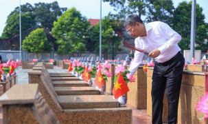 Thủ tướng dâng hương tưởng niệm các Anh hùng liệt sĩ và tặng quà người có công tại Lạng Sơn