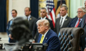 Tổng thống Trump rút lại kế hoạch thu phí tại eo biển Hormuz