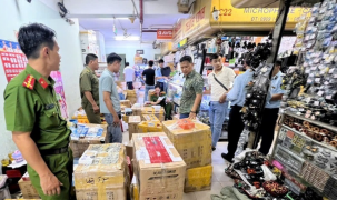 TP.HCM: Tạm giữ lô trang sức nghi giả mạo loạt thương hiệu xa xỉ, trị giá niêm yết hơn 1,3 tỷ đồng