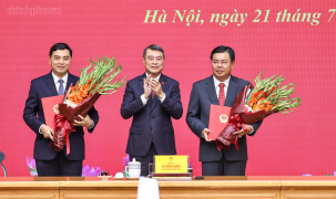Thủ tướng trao quyết định giao Quyền Bộ trưởng Bộ Nội vụ và bổ nhiệm Thứ trưởng Thường trực Bộ Dân tộc và Tôn giáo