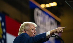 Tổng thống Trump dọa áp thêm thuế quan lên hàng hóa châu Âu