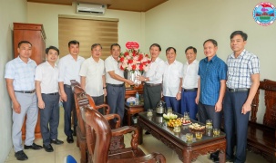 Lãnh đạo xã Hưng Đạo tặng hoa chúc mừng Ban Xây dựng Đảng nhân Ngày truyền thống ngành Tuyên giáo