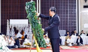 Chủ tịch Quốc hội Trần Thanh Mẫn viếng Chủ tịch Quốc hội Lào Saysomphone Phomvihane