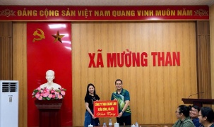 Trao tặng 200 bộ bàn ghế cho nhân dân vùng lũ xã Mường Than