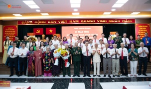 Chủ tịch Quốc hội Trần Thanh Mẫn trao Huy hiệu Đảng tặng các đồng chí lão thành cách mạng