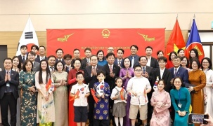 Chủ tịch Quốc hội Trần Thanh Mẫn gặp gỡ cộng đồng người Việt Nam tại Hàn Quốc