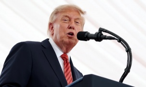 Tổng thống Trump gọi điện cho Jensen Huang của Nvidia tại All-In Summit, gọi làn sóng phản đối trung tâm dữ liệu là 