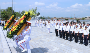 Thủ tướng dâng hương tưởng niệm tại Di tích Quốc gia đặc biệt Đường Hồ Chí Minh trên biển
