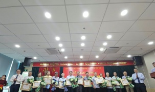 6 đảng viên Chi bộ Cơ quan Hội Tin học Việt Nam được tặng Huy hiệu 35 năm tuổi Đảng
