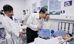 Chủ tịch Quốc hội thăm, động viên các bệnh nhi tại Bệnh viện Nhi đồng 1, TPHCM