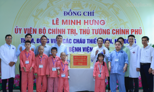 Thủ tướng trao quà của Tổng Bí thư, Chủ tịch nước Tô Lâm tặng các bệnh nhi ung thư