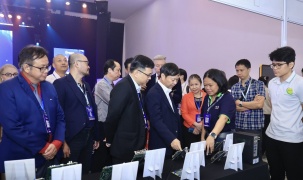 Chuyển mạnh từ sử dụng, tiếp nhận công nghệ sang làm chủ và tạo ra công nghệ