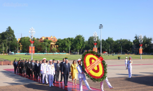 Tổng thống Cộng hòa Panama vào Lăng viếng Chủ tịch Hồ Chí Minh