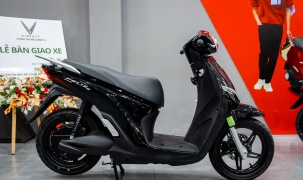 VinFast Feliz II ghi điểm nhờ dáng thanh lịch, có bản phối màu đỏ–đen tạo “hot trend”