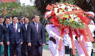 Thủ tướng Lê Minh Hưng đặt vòng hoa tại Đài tưởng niệm các chiến sĩ vô danh của Lào