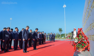 Hai Thủ tướng Việt Nam, Lào dâng hoa tưởng niệm Chủ tịch Hồ Chí Minh, Chủ tịch Kaysone Phomvihane, Chủ tịch Souphanouvong