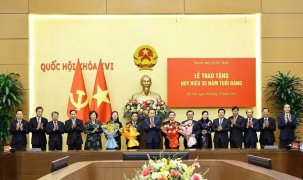 Chủ tịch Quốc hội Trần Thanh Mẫn dự Lễ trao tặng Huy hiệu 35 năm tuổi Đảng