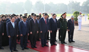 Lãnh đạo Đảng, Nhà nước, các đại biểu Quốc hội vào Lăng viếng Chủ tịch Hồ Chí Minh