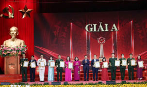 Thường trực Ban Bí thư Trần Cẩm Tú dự Lễ trao giải Cuộc thi chính luận về bảo vệ nền tảng tư tưởng của Đảng lần thứ Sáu
