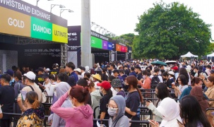 SVĐ Mỹ Đình nóng lên trước giờ G: Fan BIGBANG háo hức đổi vòng tay, đếm ngược hai đêm concert