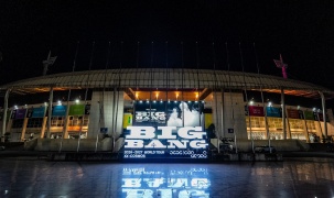 Hàng chục nghìn người hâm mộ “đốt nóng” không khí tại SVĐ Mỹ Đình trong hai ngày đổi vòng tay check-in