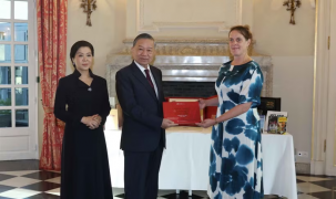 Tổng Bí thư, Chủ tịch nước Tô Lâm và Phu nhân thăm, tặng sách cho Thư viện Hoàng gia Bỉ