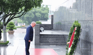 Chùm ảnh: Thủ tướng Ba Lan Donald Tusk viếng Chủ tịch Hồ Chí Minh