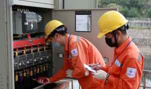Khẩn trương xem xét phương án giảm thuế tiêu thụ đặc biệt với xăng về 0% và giảm giá điện