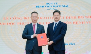 Thứ trưởng Thường trực Vũ Mạnh Hà trao Quyết định của Bộ trưởng Bộ Y tế bổ nhiệm chức vụ Phó Giám đốc Bệnh viện Bạch Mai