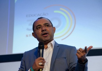 Các nhà tiên phong của kỷ nguyên AI chia sẻ tại Tọa đàm Đạo đức và An toàn AI VinFuture 